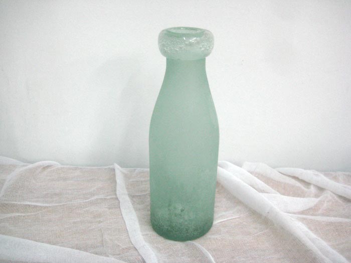 450 - Μπουκάλι γυάλινο frosty μεσαίο 9Χ9Χ27 Προσφορά -50%